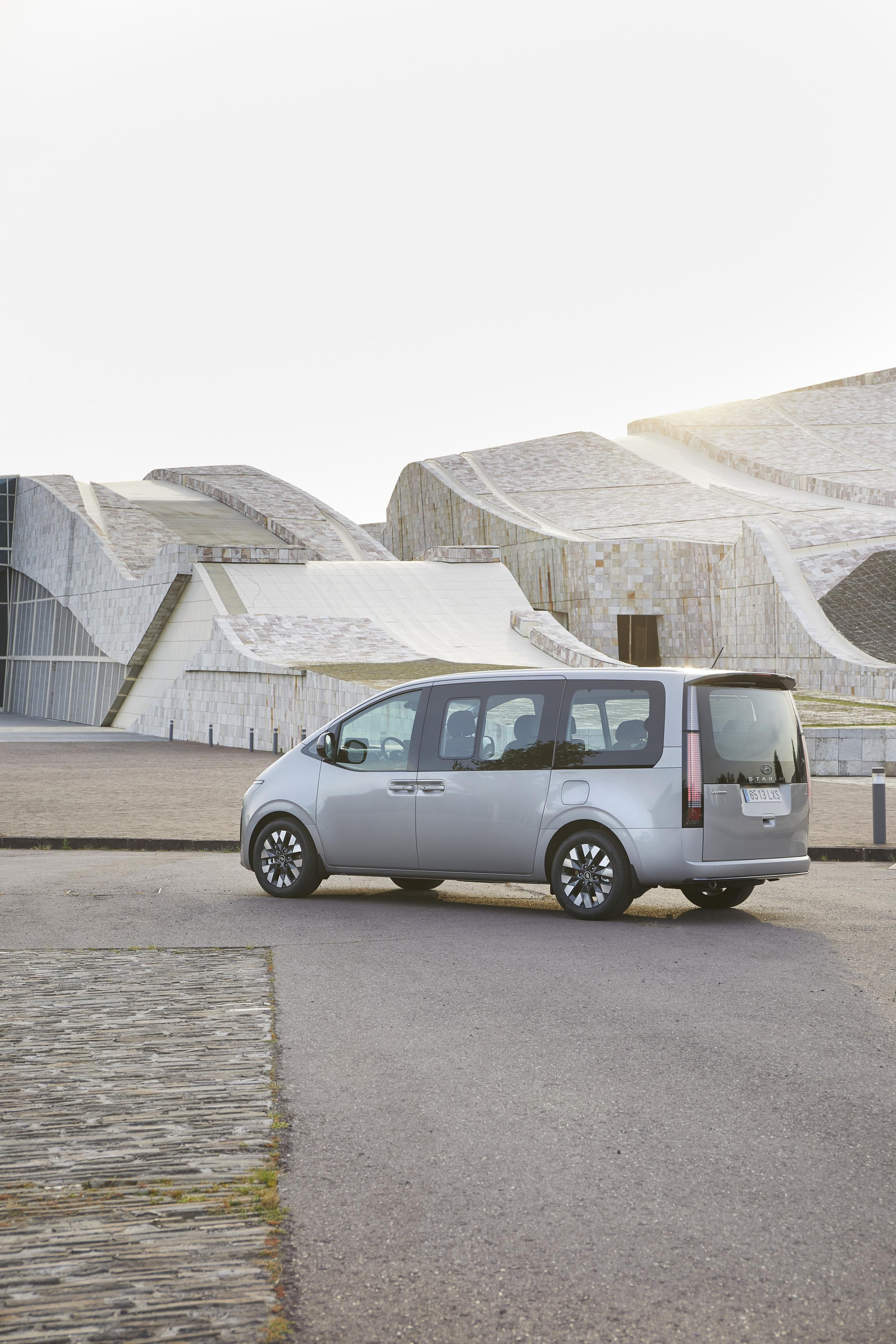 Tan característico es su frontal como su zona posterior, con pilotos verticales. El plano de carga del maletero, con portón eléctrico como también están motorizadas las dos puertas correderas, facilita el acceso.