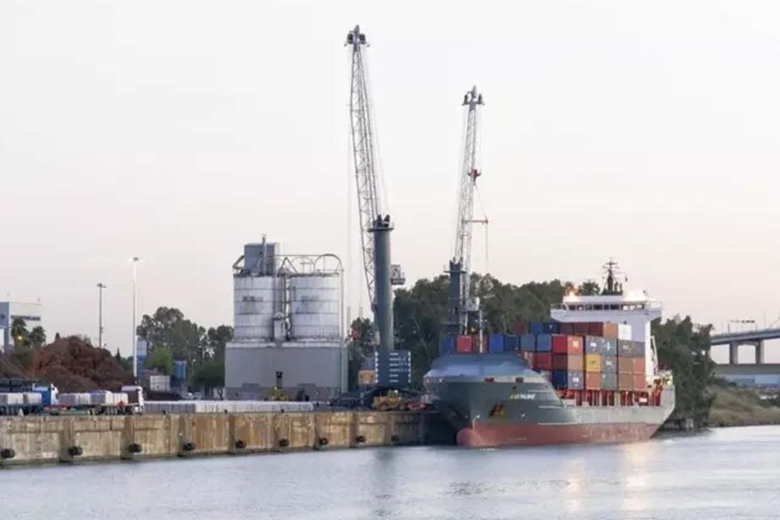 Imagen del Puerto de Sevilla donde se ve la planta de fabricación de hormigón en desuso que ahora se quiere demoler.