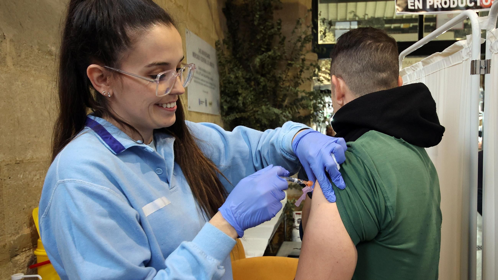 El consejero Sanz acude a la vacunación contra la gripe en Jerez