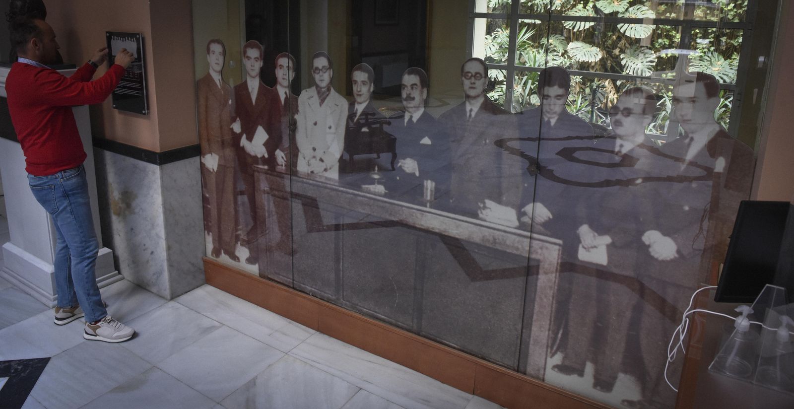 Gerardo Diego, con un círculo en la foto de la generación del 27 que está en el Ateneo.