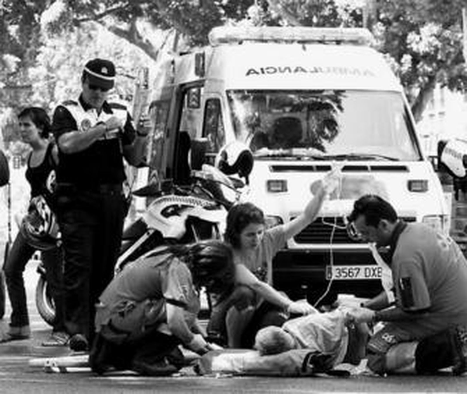 Efectivos del 061 atienden a un hombre herido en un accidente de tráfico en la Alameda.