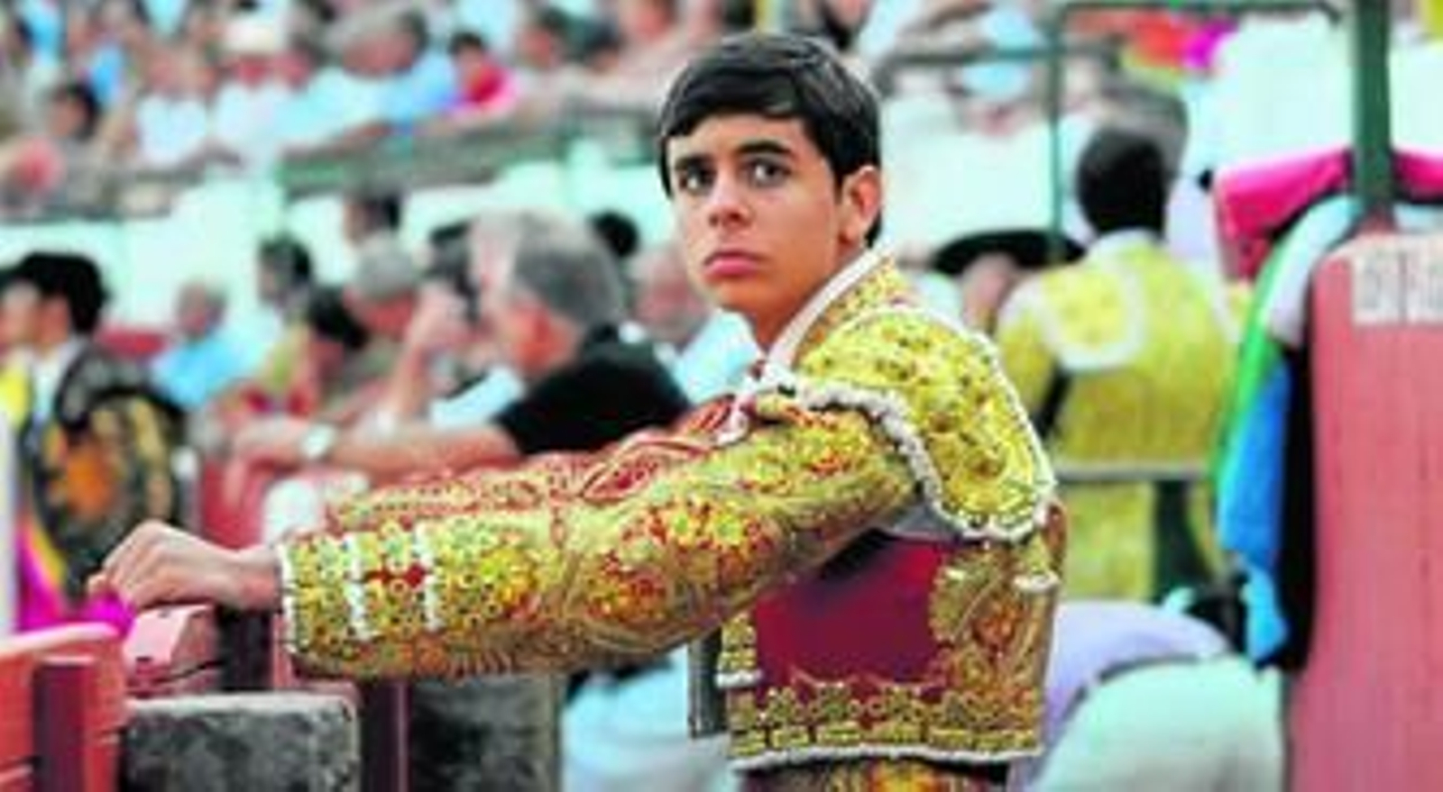 Carlos Ojeda vestido de luces una tarde de compromiso desde el callejón.