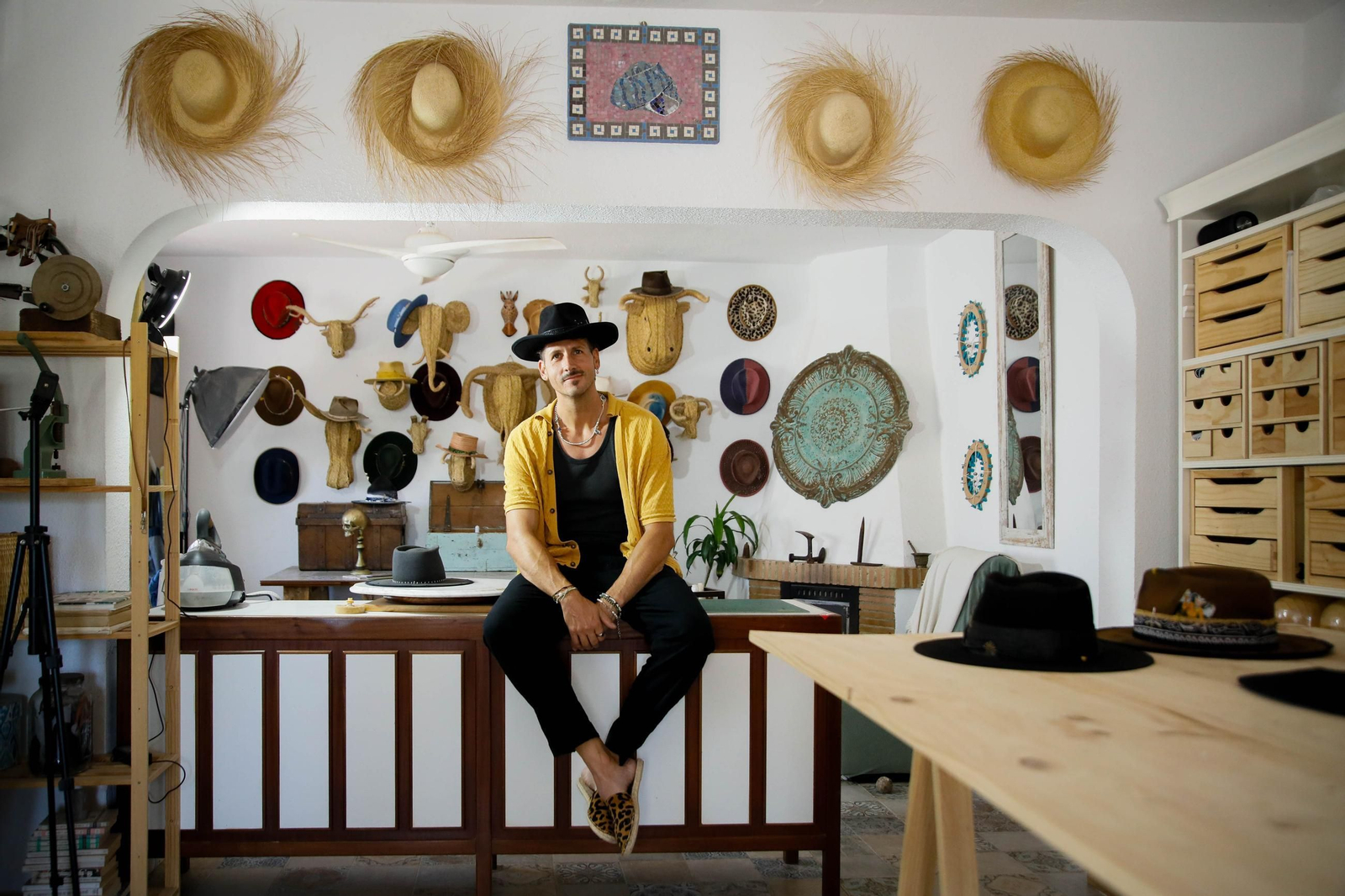 Imágenes del proceso creativo en sombreros de Alejandro Mateo