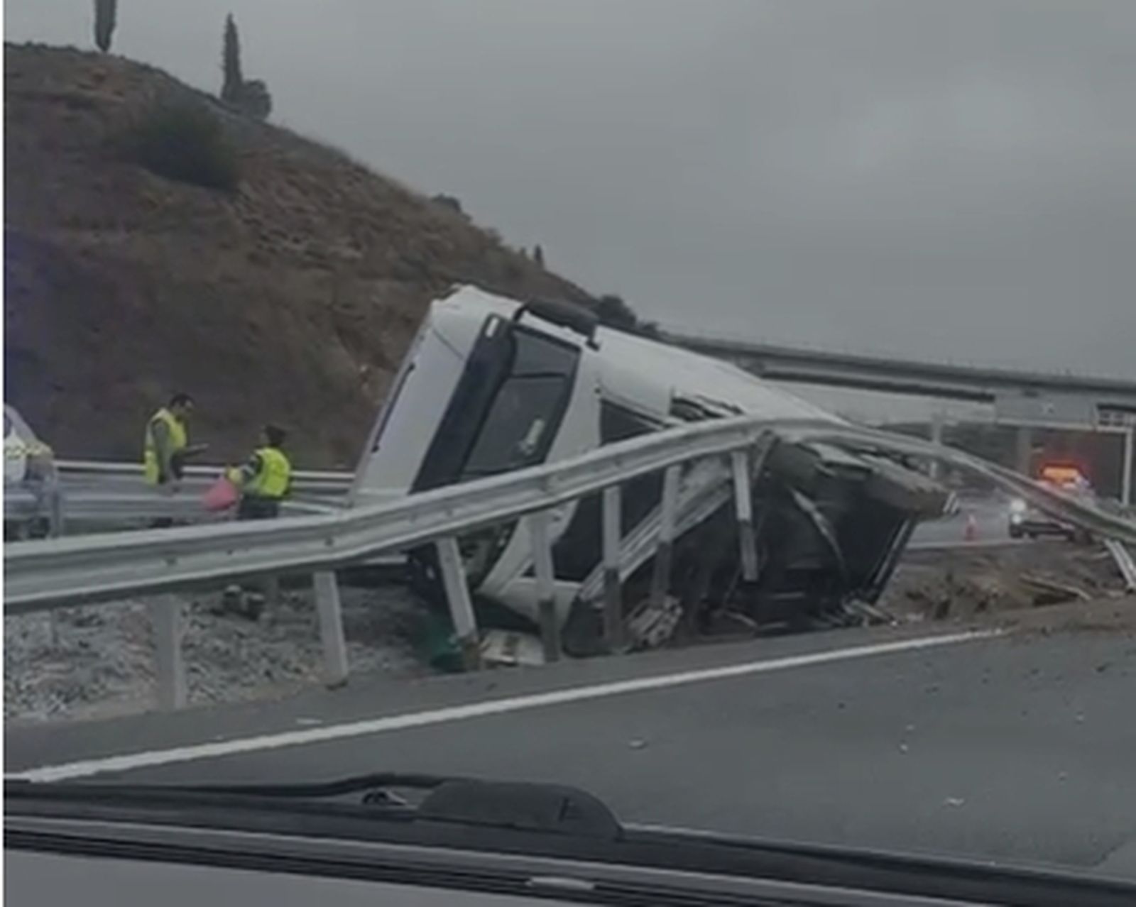 Estado del camión volcado.