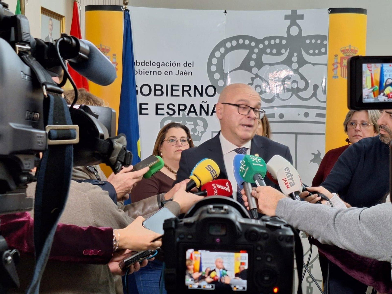 Manuel Fernández atendiendo a las preguntas de los periodistas.