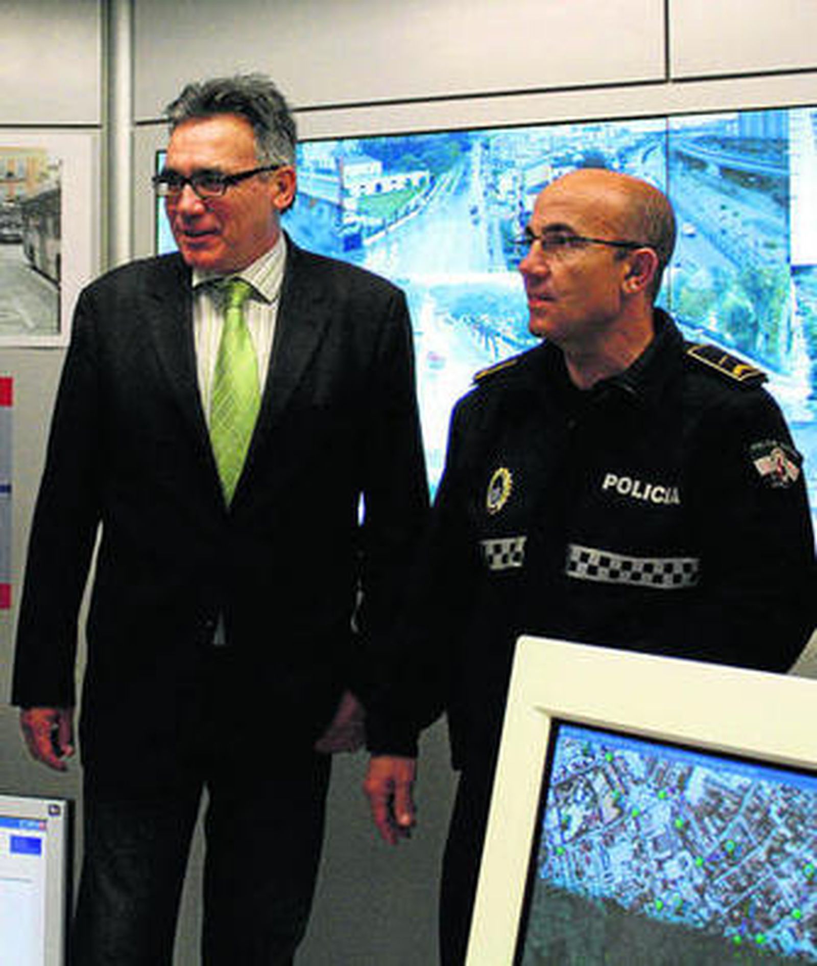 Javier Durá, delegado de Movilidad, junto a Manuel Cabrales, jefe de la Policía Local, ayer, en el Cecop.