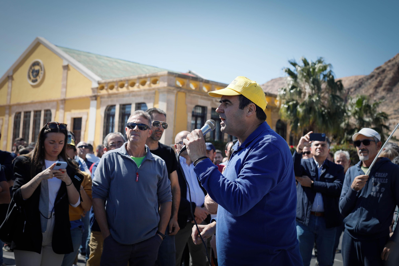 Los agricultores colapsan el puerto de Almería