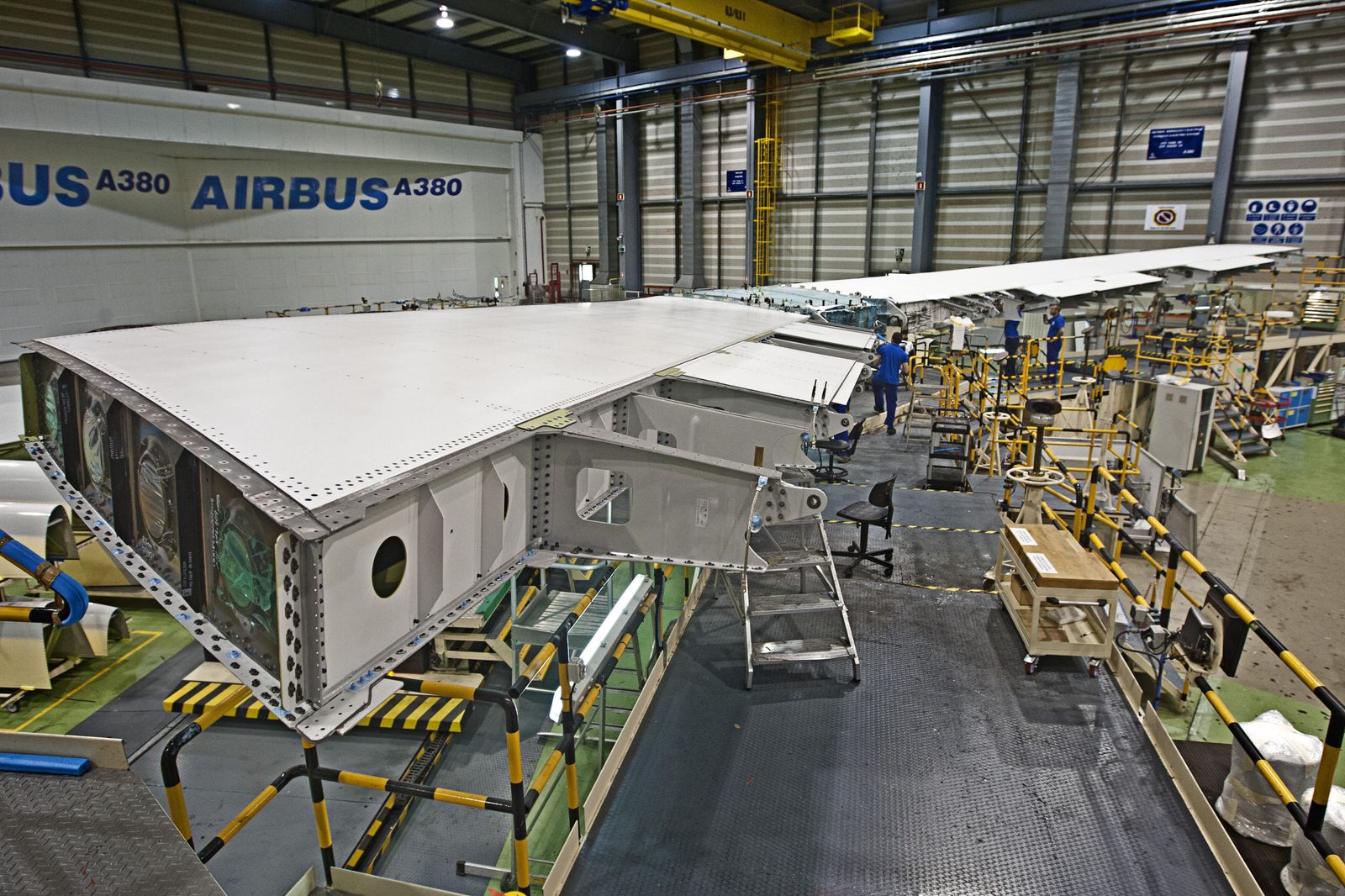 Interior de la factoría de Airbus de Puerto Real, en pleno proceso de fabricación del A380, en una imagen de archivo.