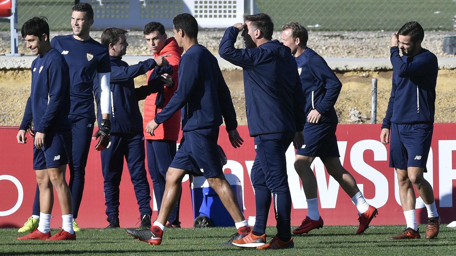 Berizzo se protege del sol mientras habla con algunos de sus jugadores.
