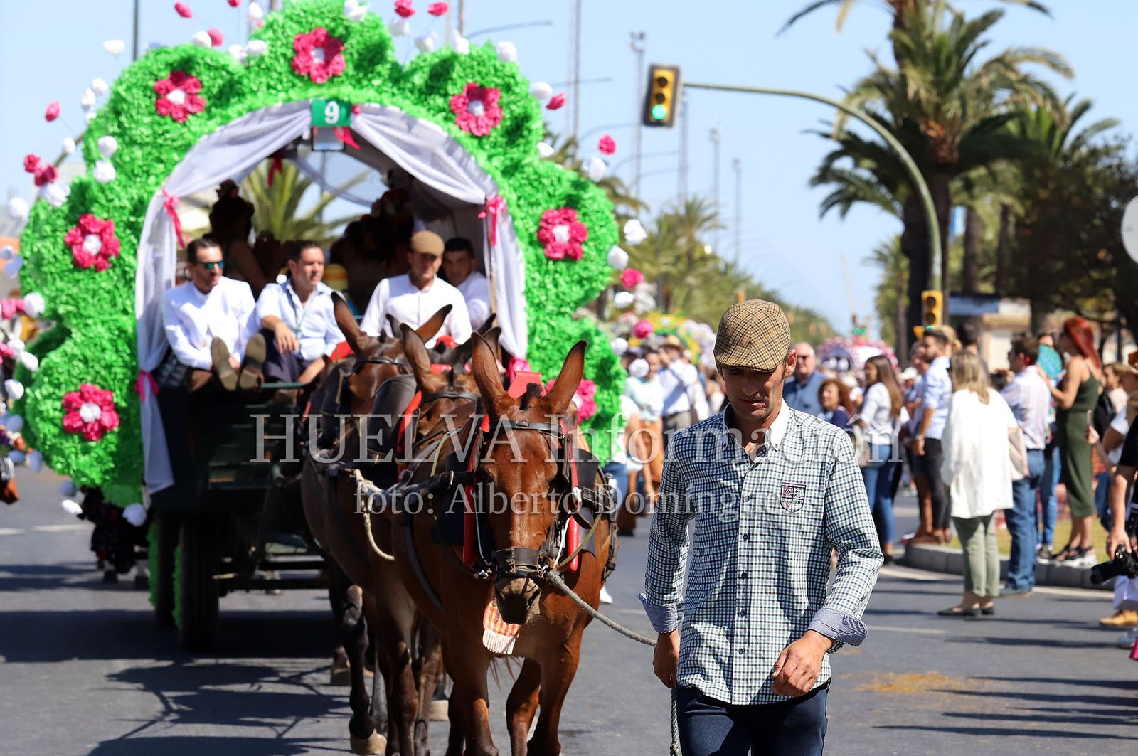 Imágenes de ambiente en la salida de la Hermandad de Huelva