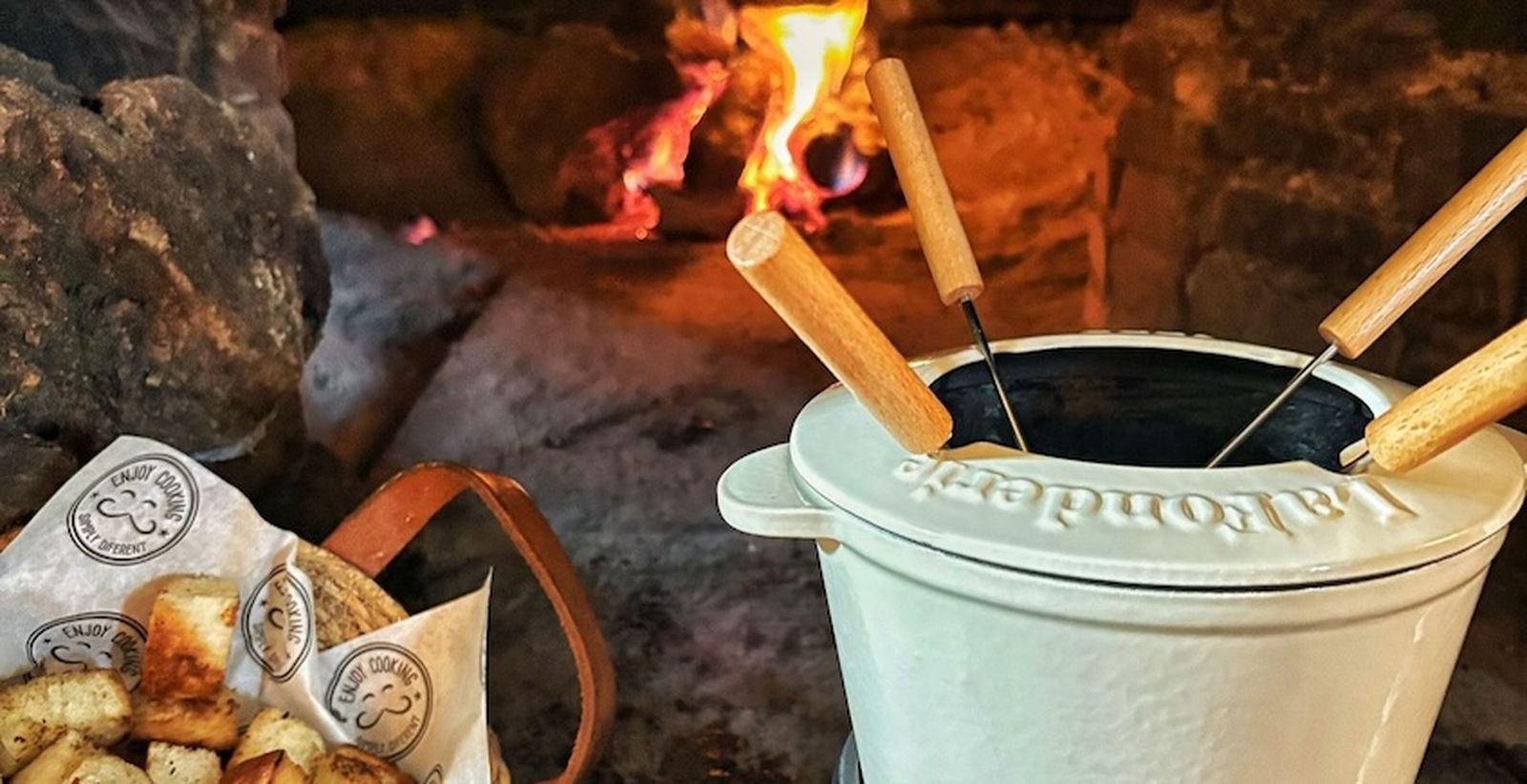 La fondue, la olla suiza para mojar en queso, llega a Casa Alta