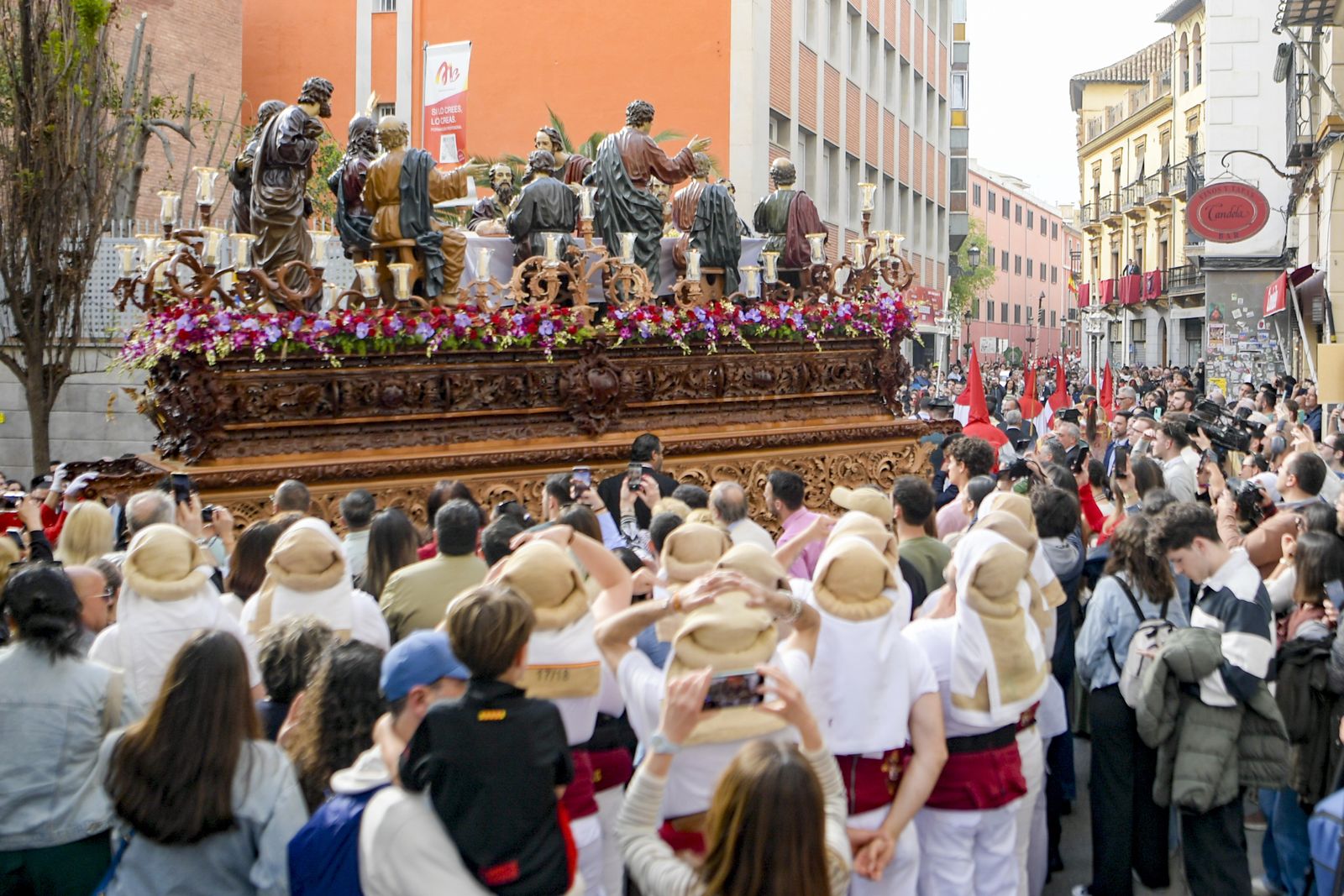 Así vivió Granada la salida de la Hermandad de la Santa Cena Sacramental 2025