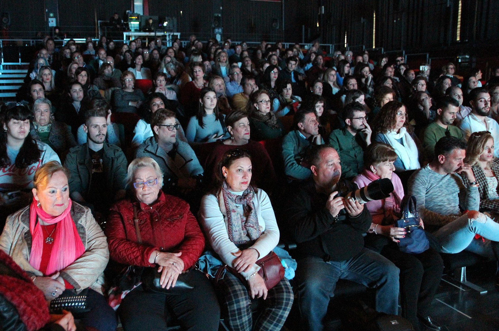 Público en un espectáculo en las Cocheras del Puerto.