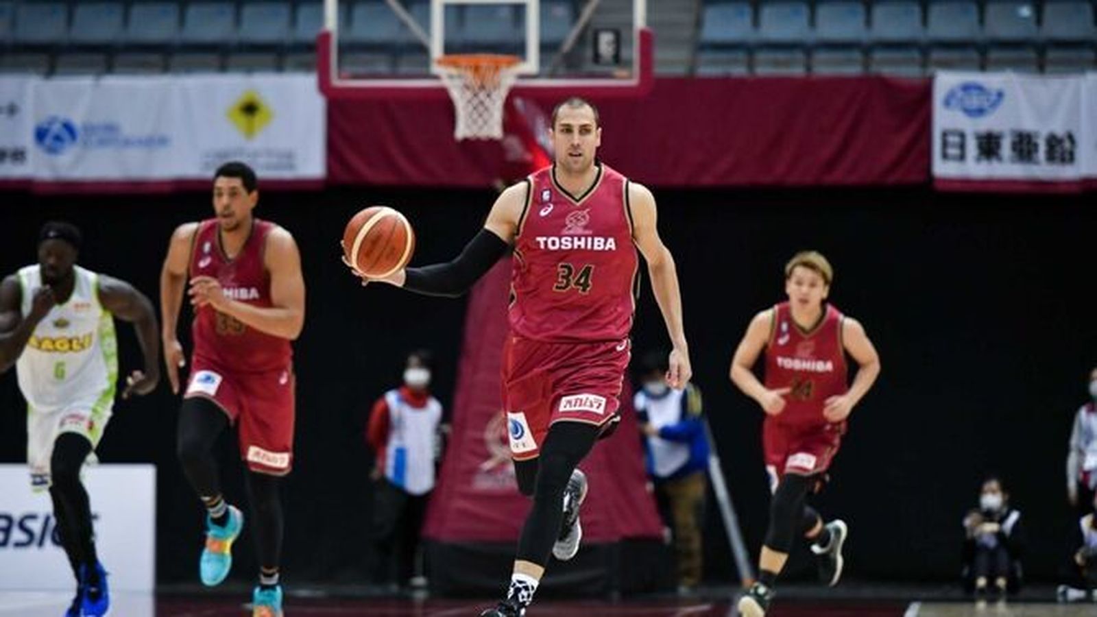Pablo Aguilar, con la camiseta de su equipo japonés