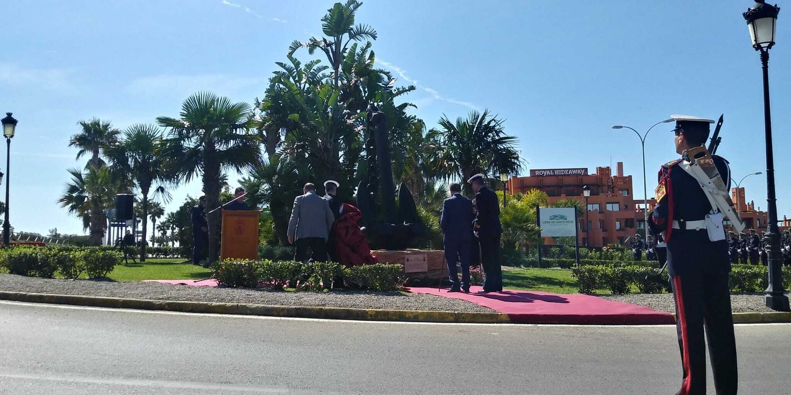 Momento del descubrimiento de un ancla en la glorieta cercana al Hotel Riu.