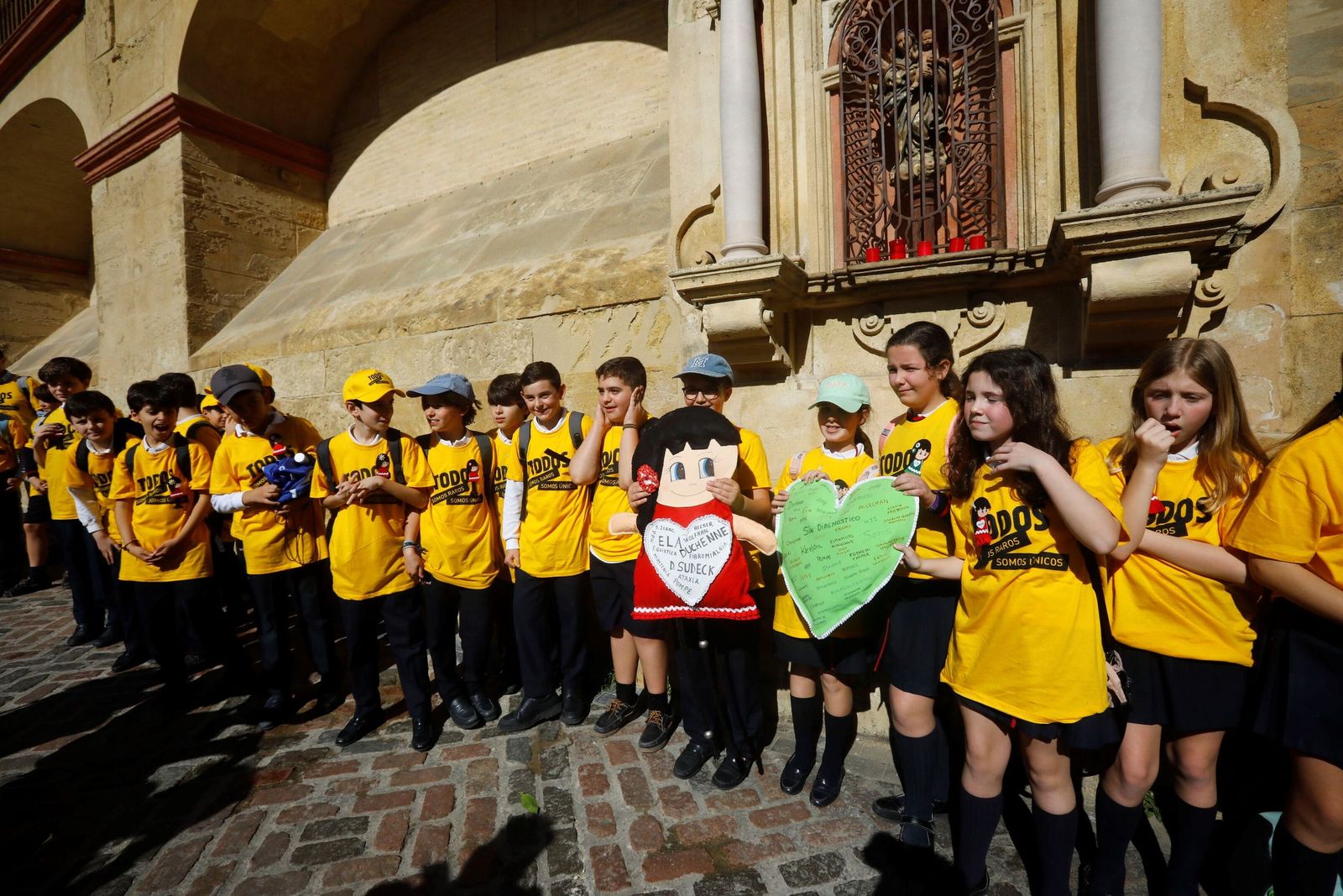 Las mejores imágenes del abrazo a la Mezquita-Catedral por las enfermedades raras