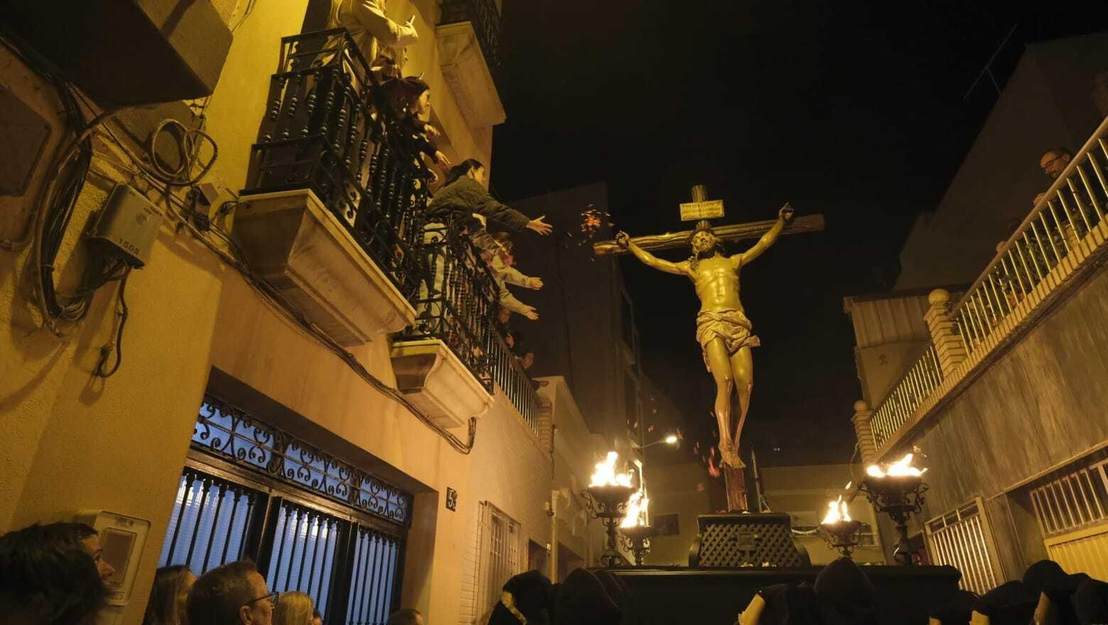 Pétalos de rosa para el Cristo del Perdón.