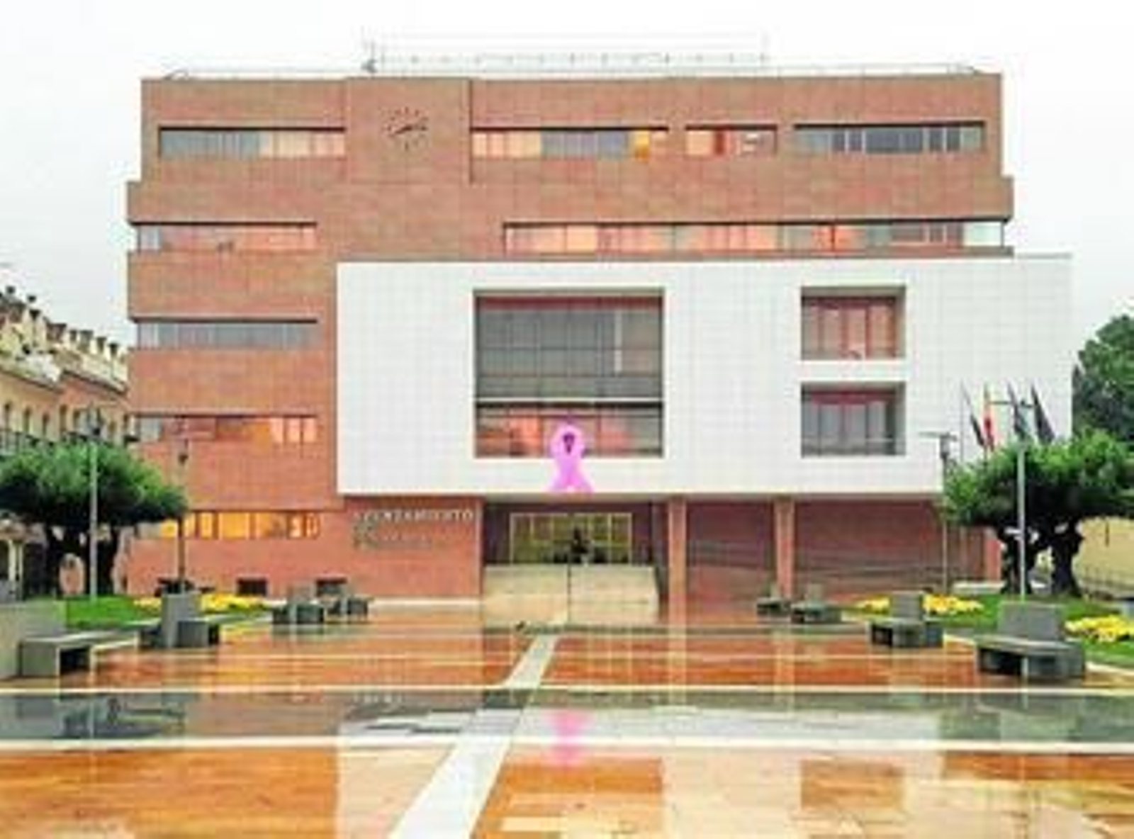 Fachada principal del Ayuntamiento de Fuengirola, que es una de las obras bajo cuestión.