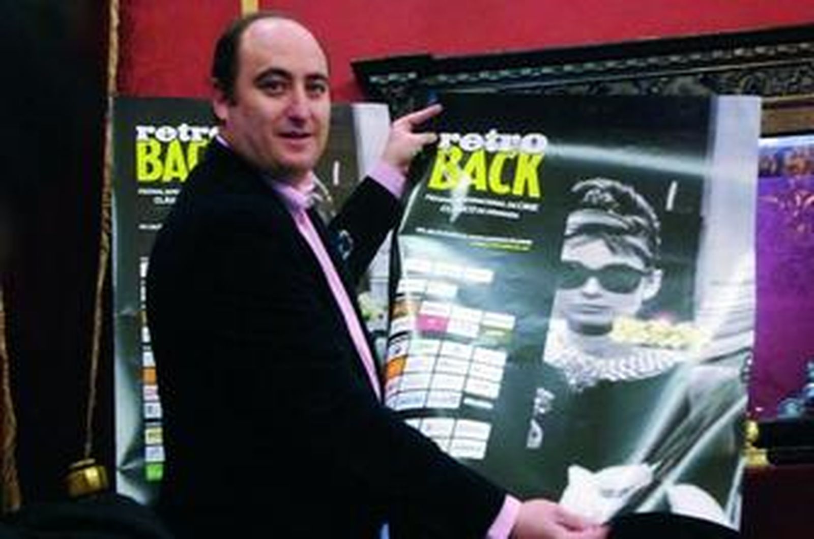 Juan García Montero muestra el cartel del Festival RetroBack.