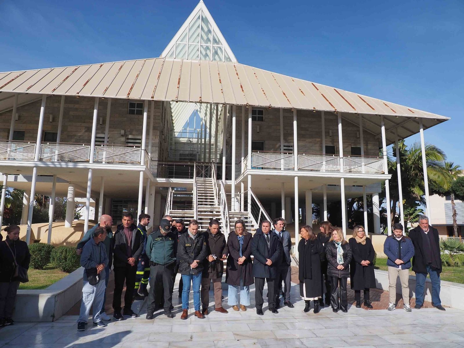 Las imágenes de la concentración silenciosa en Punta Umbría por los cinco fallecidos en el accidente de Adamuz
