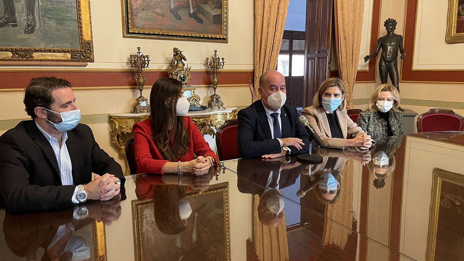 Visita de la consejera de Empleo al Ayuntamiento de Antequera.