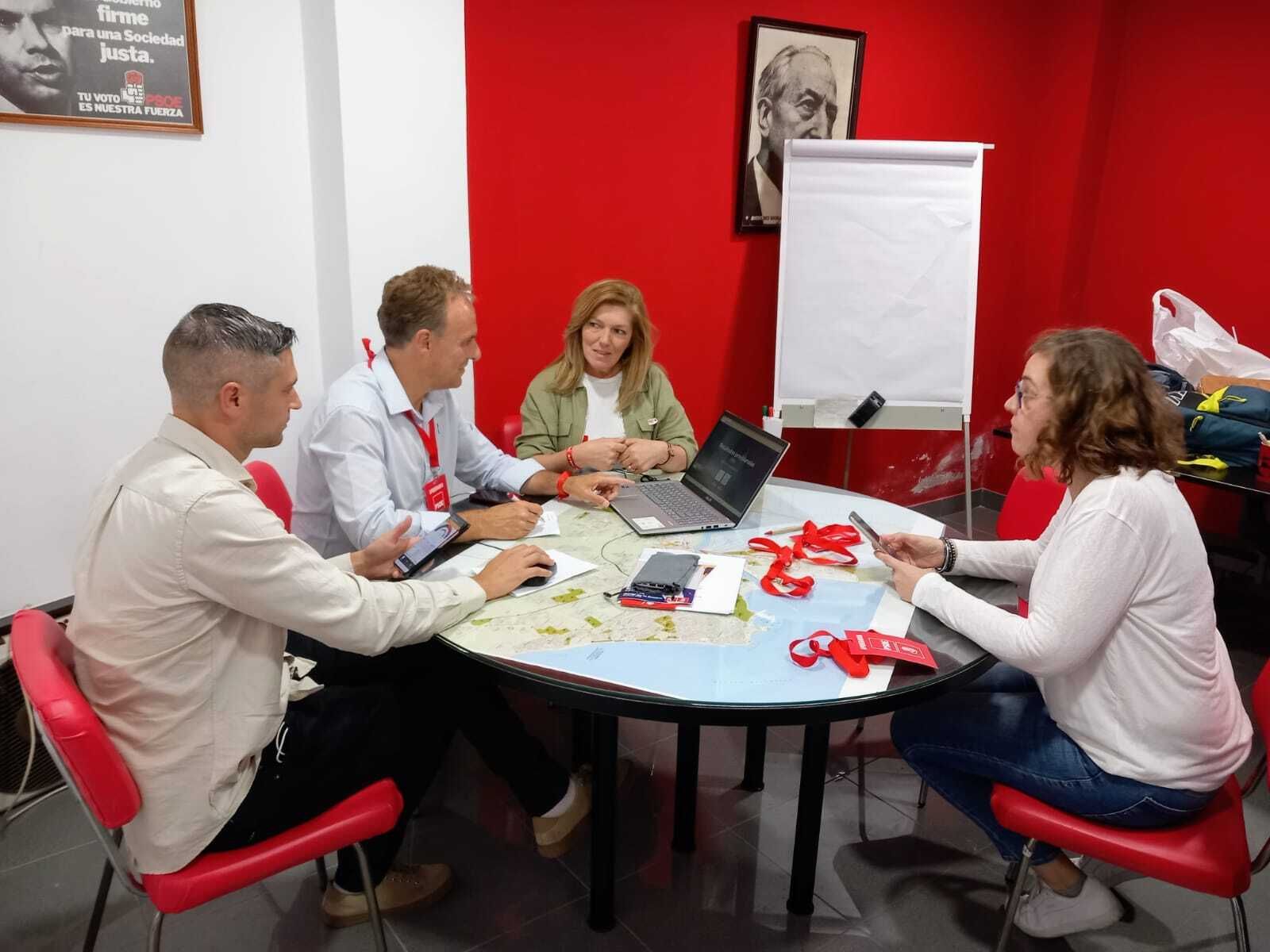 David de la Encina, durante la jornada electoral, con otros miembros de la candidatura en la sede del PSOE.