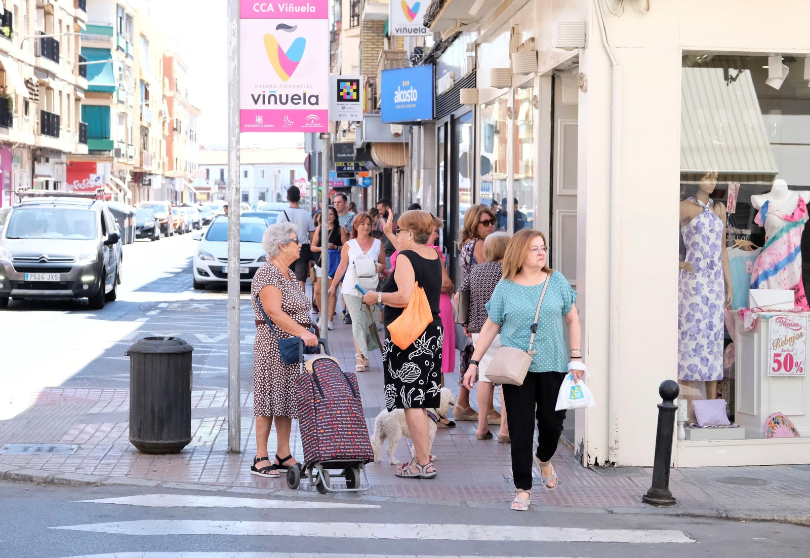 Un día de agosto en el barrio de la Viñuela de Córdoba, en imágenes