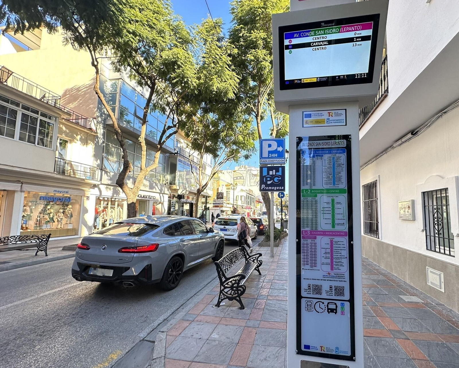Uno de los nuevos postes instalados en una parada de autobús.