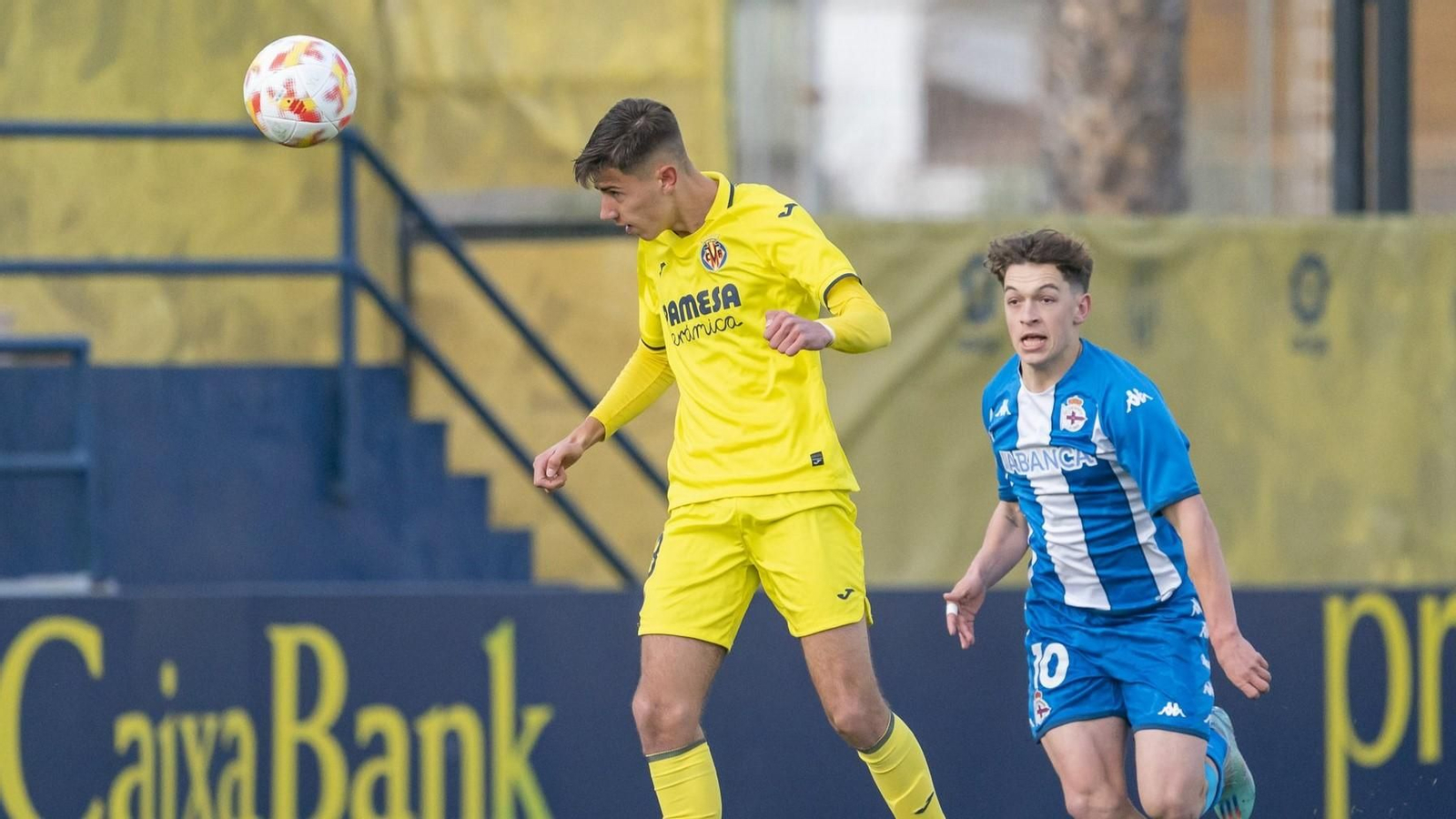 Dani Requena cabecea el balón en un partido con el filial del Villarreal.