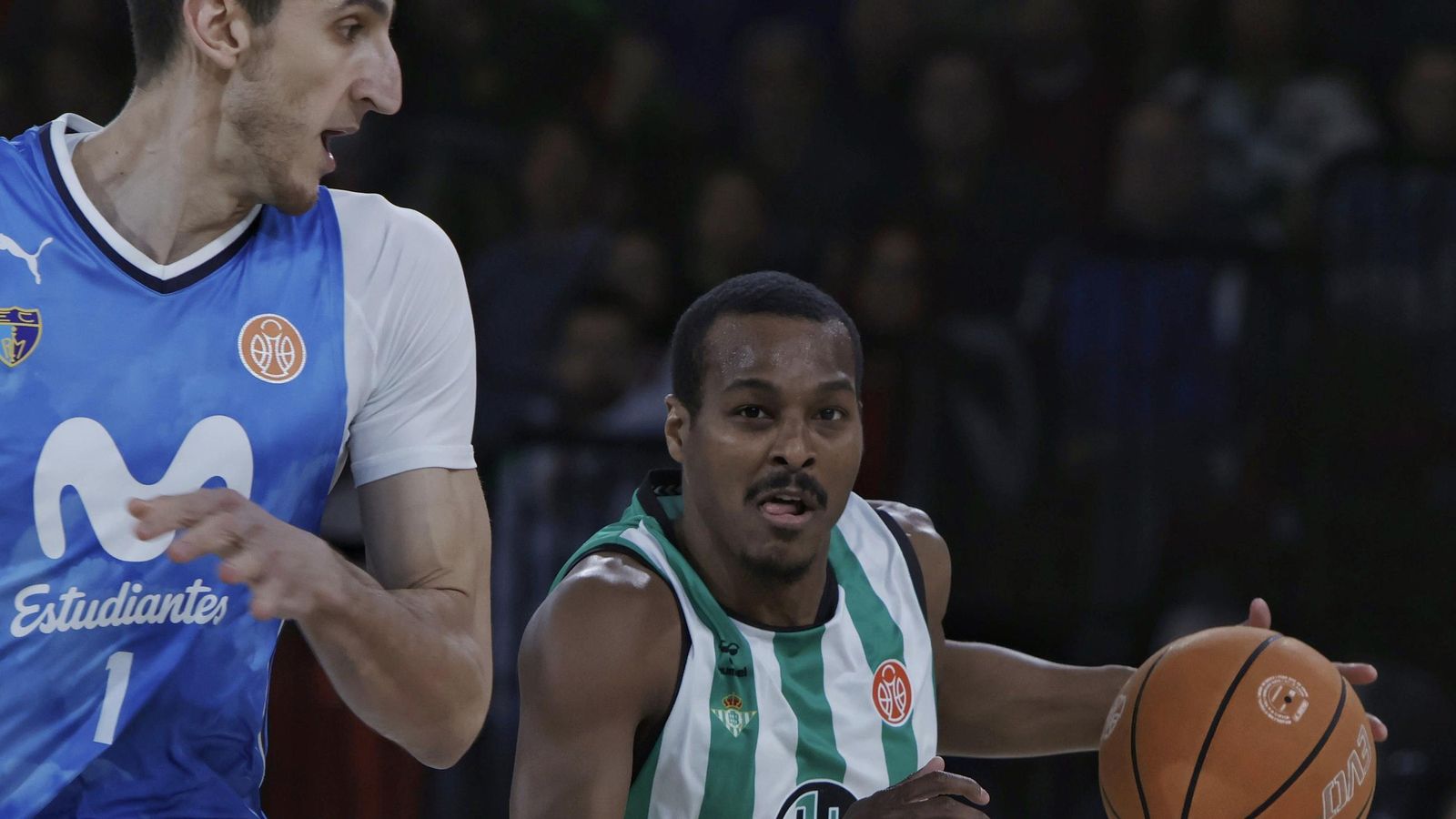 Renfroe entra a canasta ante Kravic en el duelo del Betis contra Estudiantes en San Pablo.