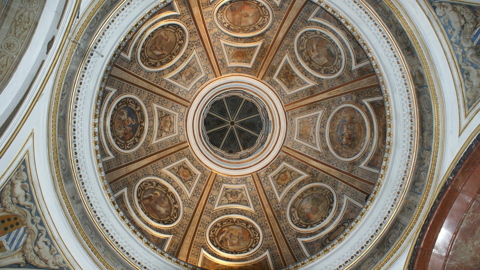 Cúpula de la capilla sacramental del Santo Ángel.