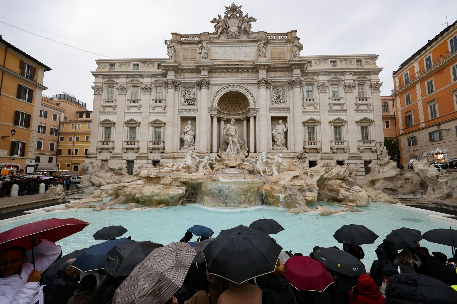 El agua vuelve a correr por la Fontana de Trevi de Roma