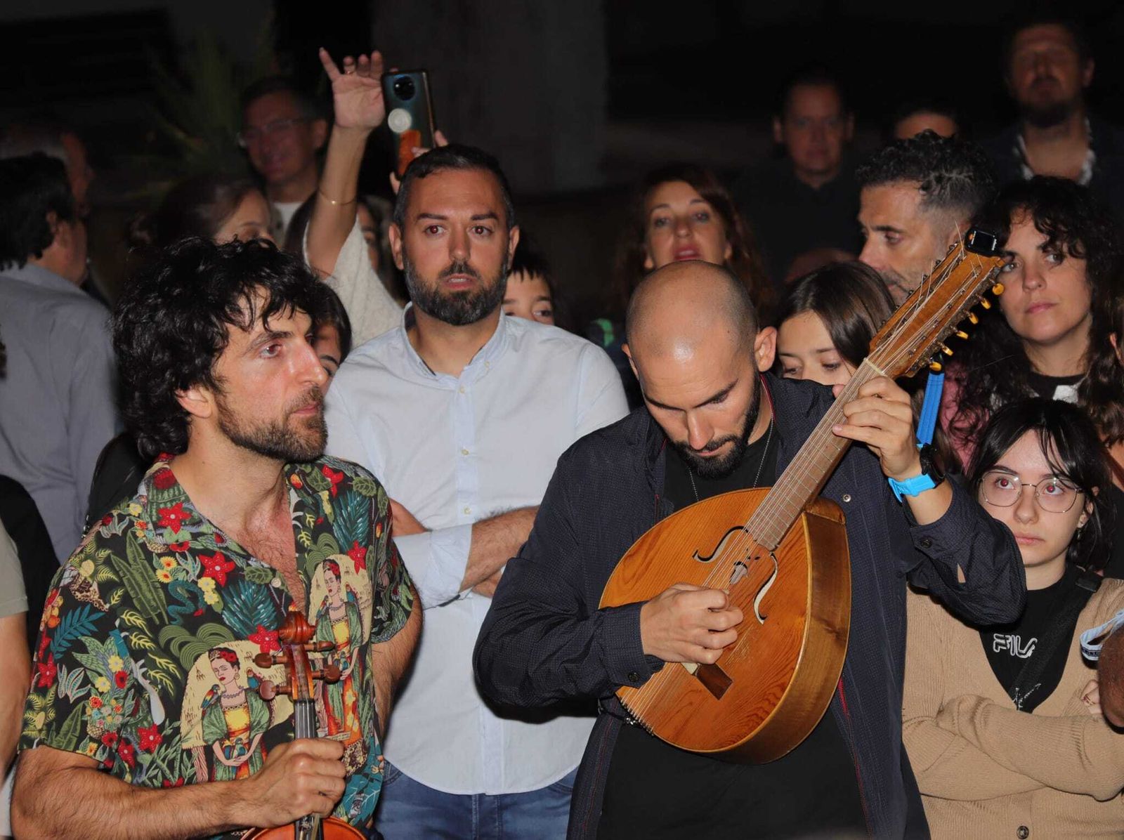 La música se abrió paso al amanecer.