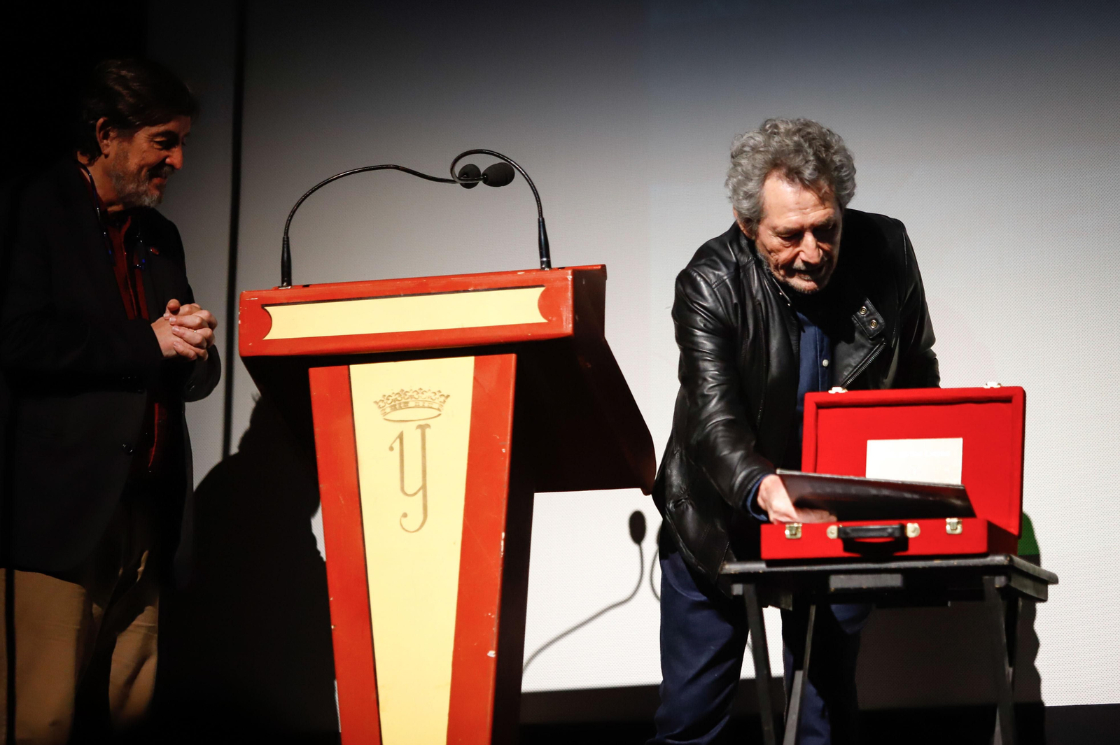 Miguel Ríos entrega un legado al Instituto Cervantes y ofrece un concierto en el Teatro Isabel la Católica