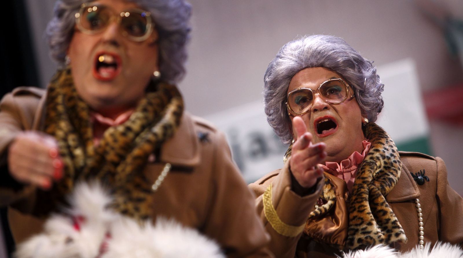 Dos componentes de la chirigota del Selu durante una actuación.