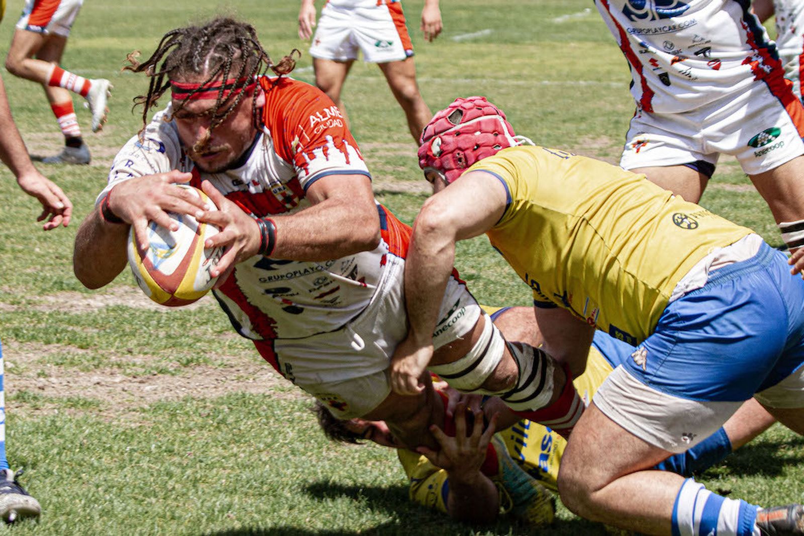 Un jugador de URA, trabado por la defensa rival.