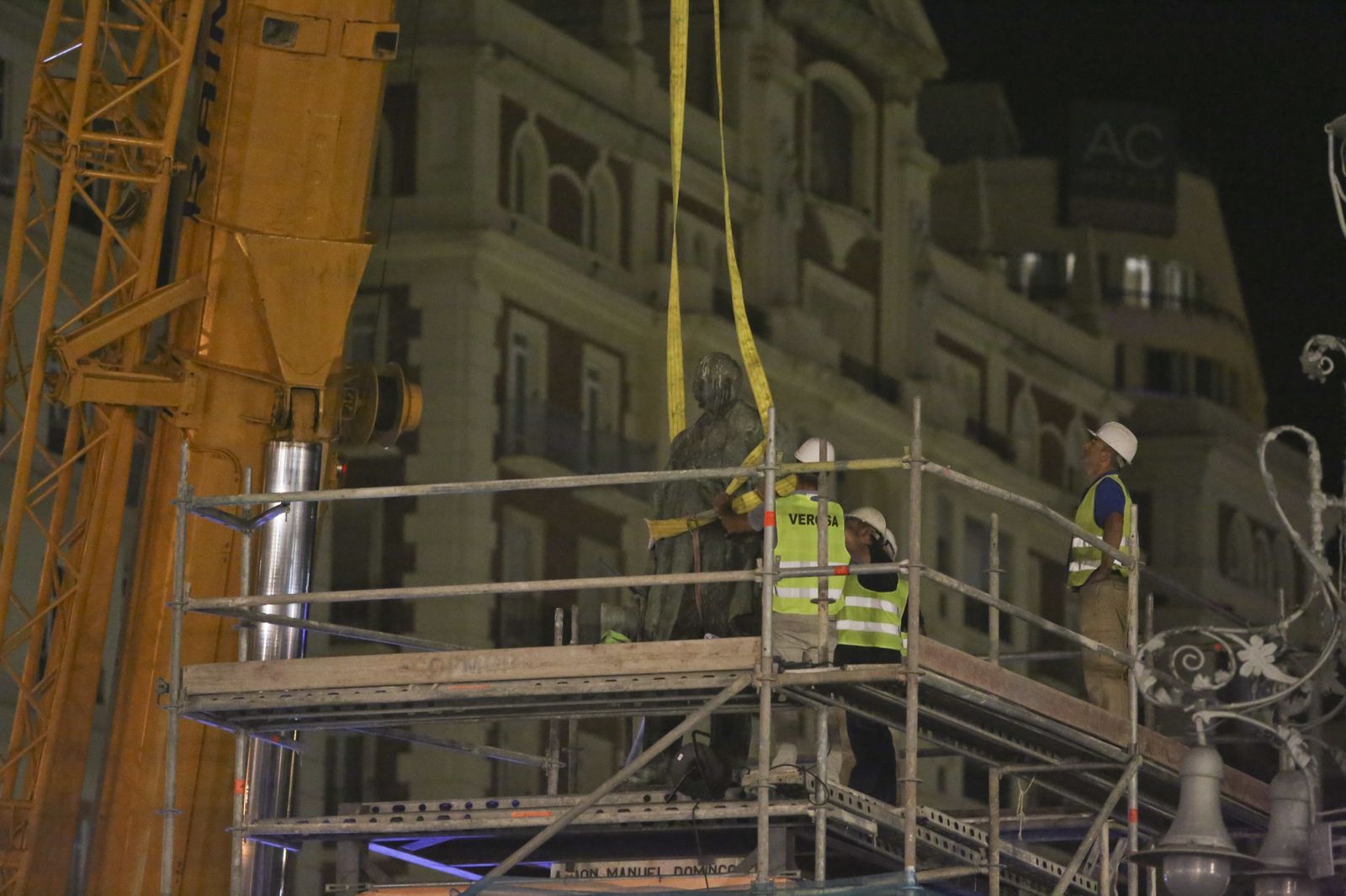 Así fue el desmontaje de la estatua del Marqués de Larios