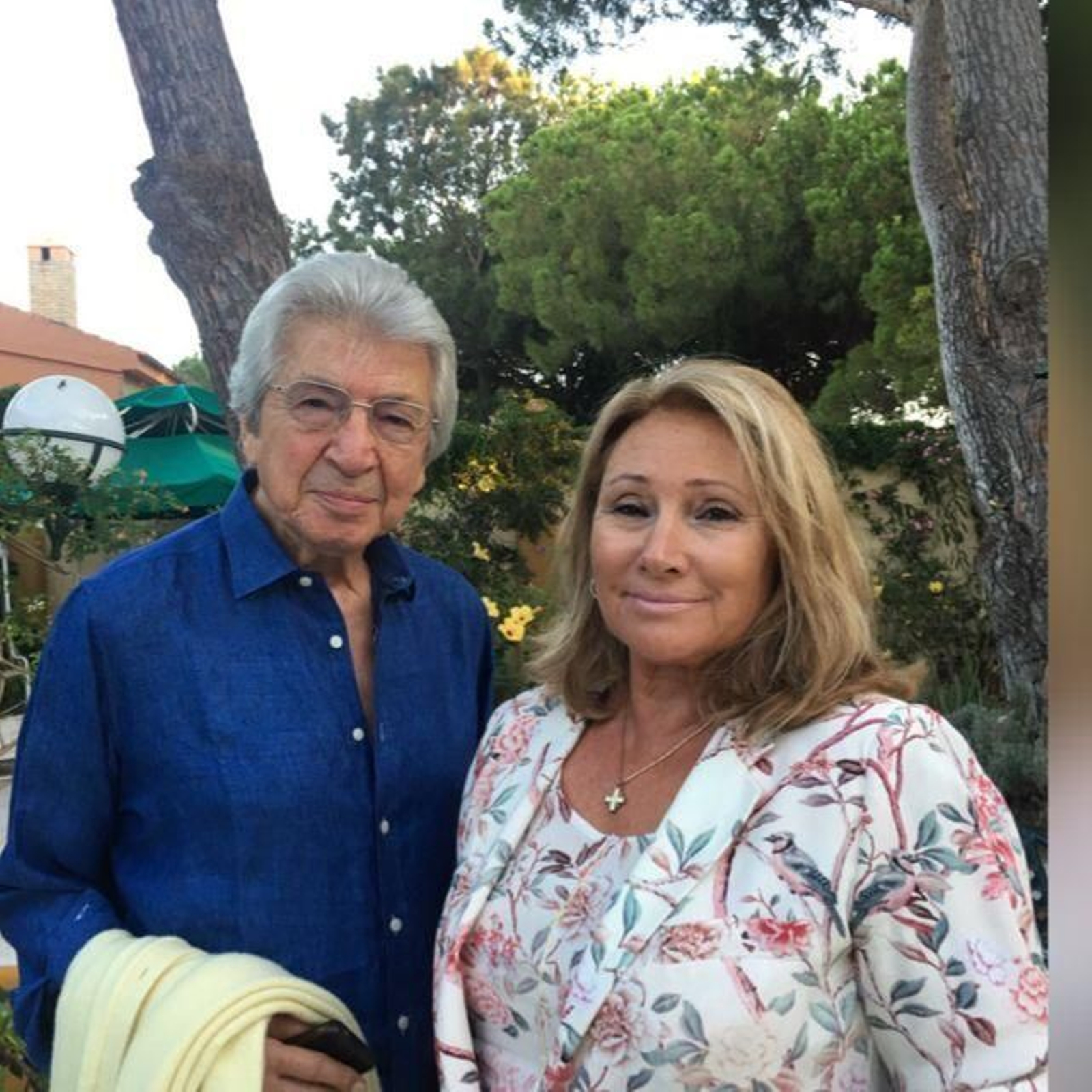 Manuel Alejandro, junto a su esposa, en el perfil de redes sociales del compositor.