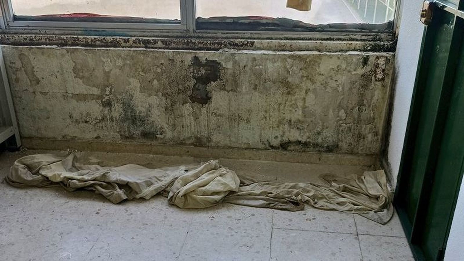 Aula del IEs Virgen del Carmen llena de humedades