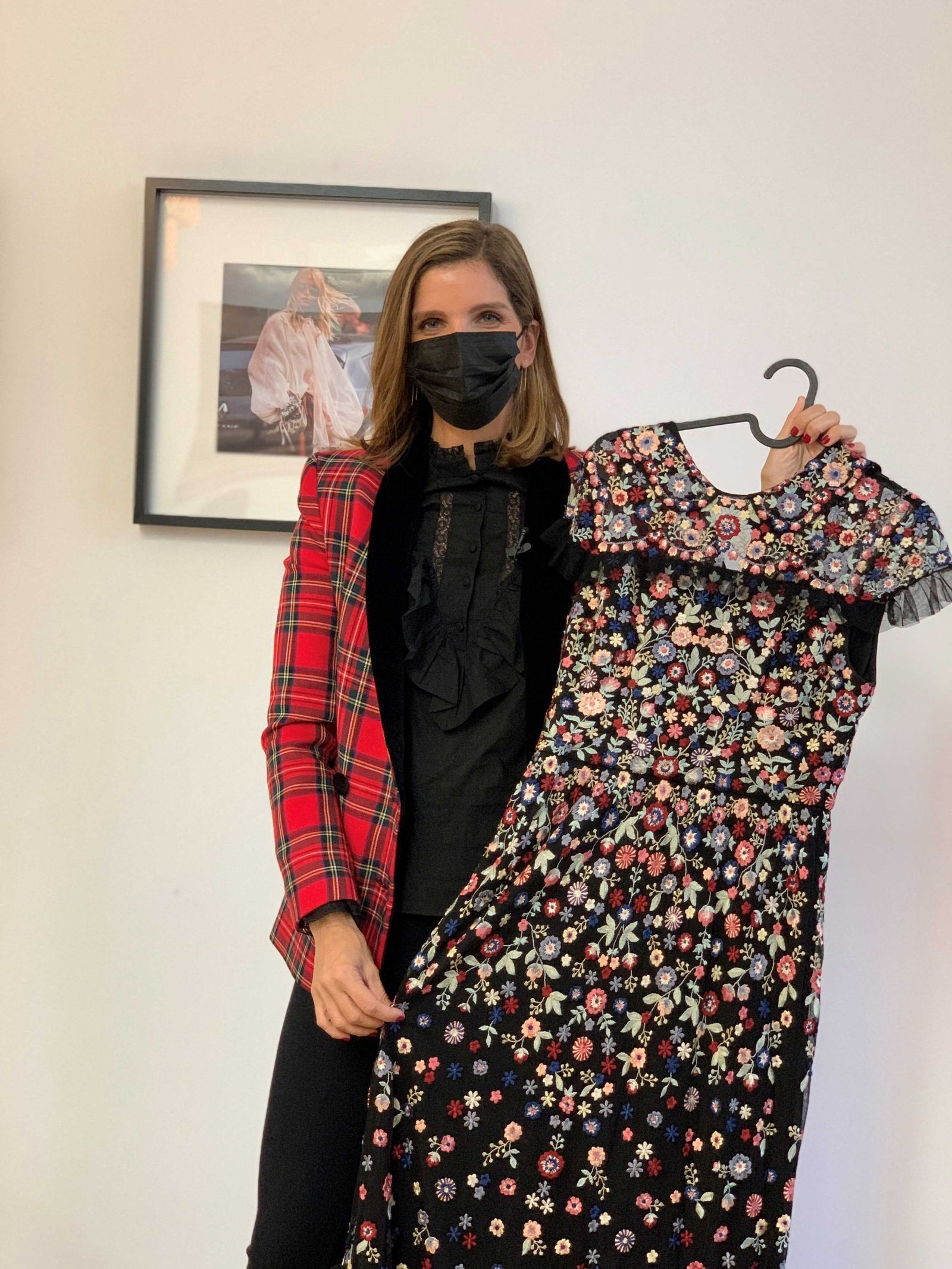 Margarita Vargas con una de las prendas donadas al Armario Solidario de Nuevo Futuro.