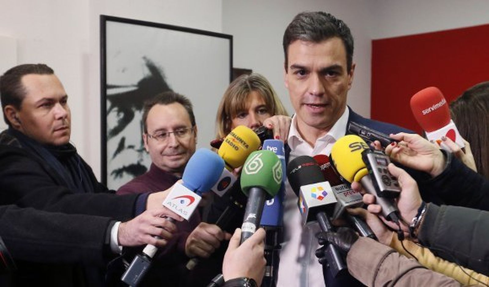 Pedro Sánchez salva el referéndum con el que quiso atar a los barones