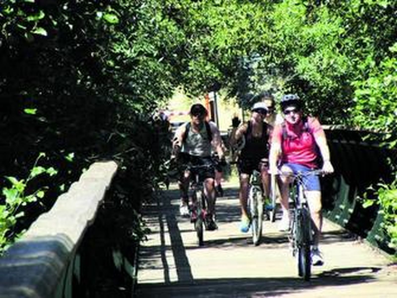 Una ruta en bicicleta por la Vía Verde de la Sierra Norte organizada por Acontramano.