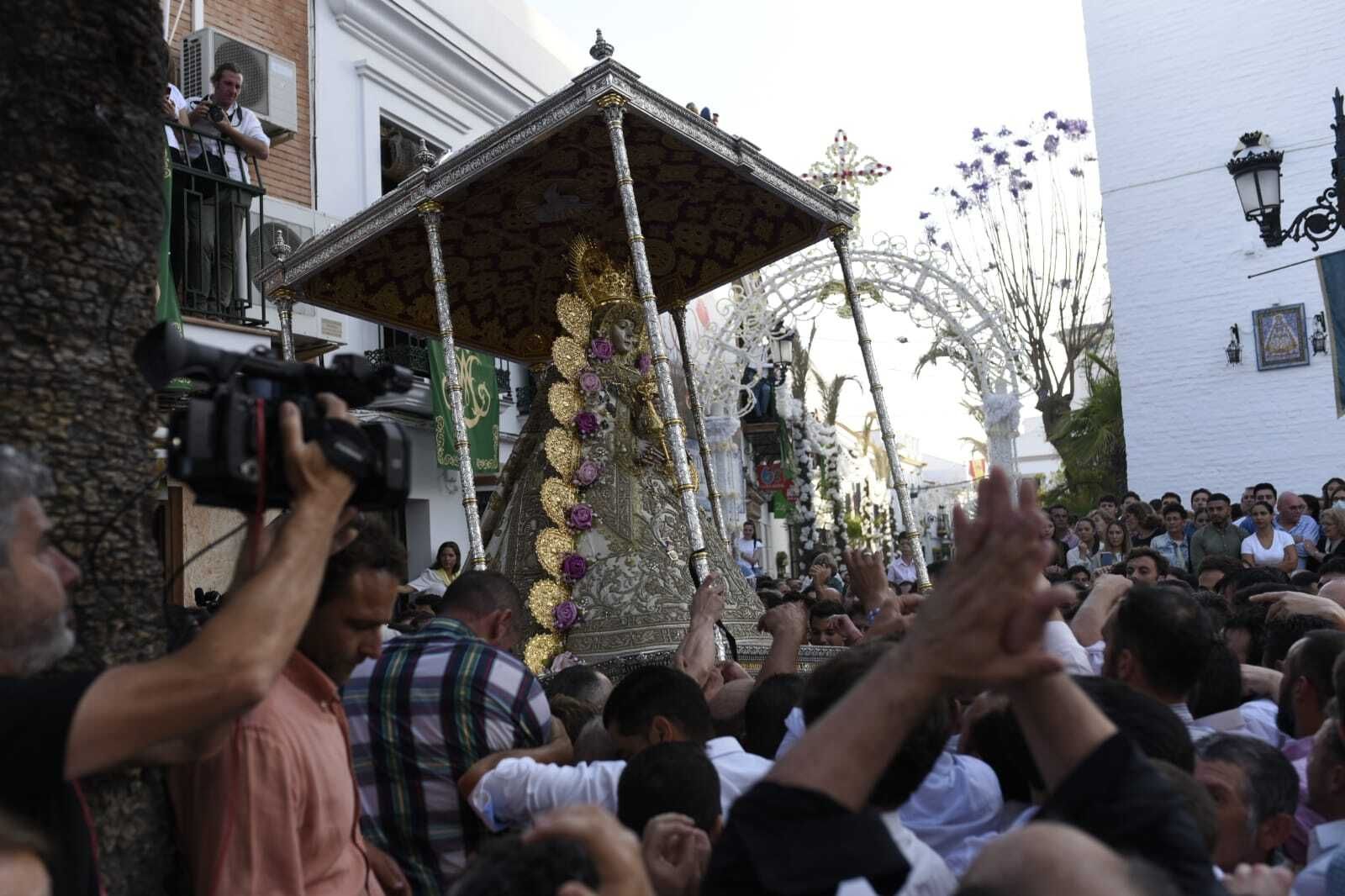 La Virgen del Rocío avanza por las calles de Almonte, en imágenes
