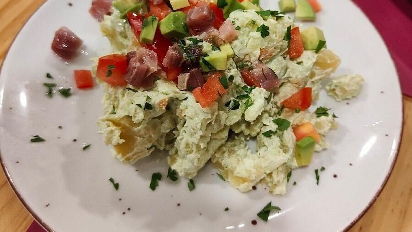 Ensaladilla de atún marinado y aguacate