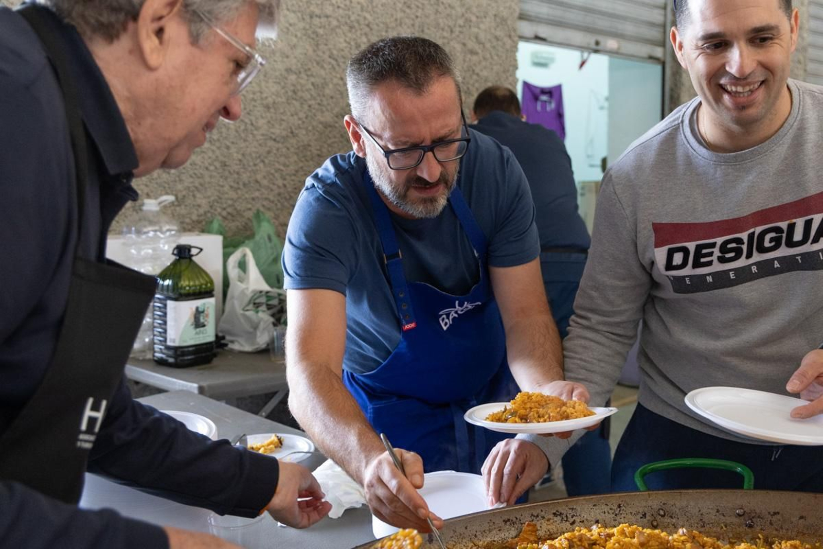 La afición del Real Jaén se vuelca con la paella solidaria por los afectados de la DANA, en imágenes