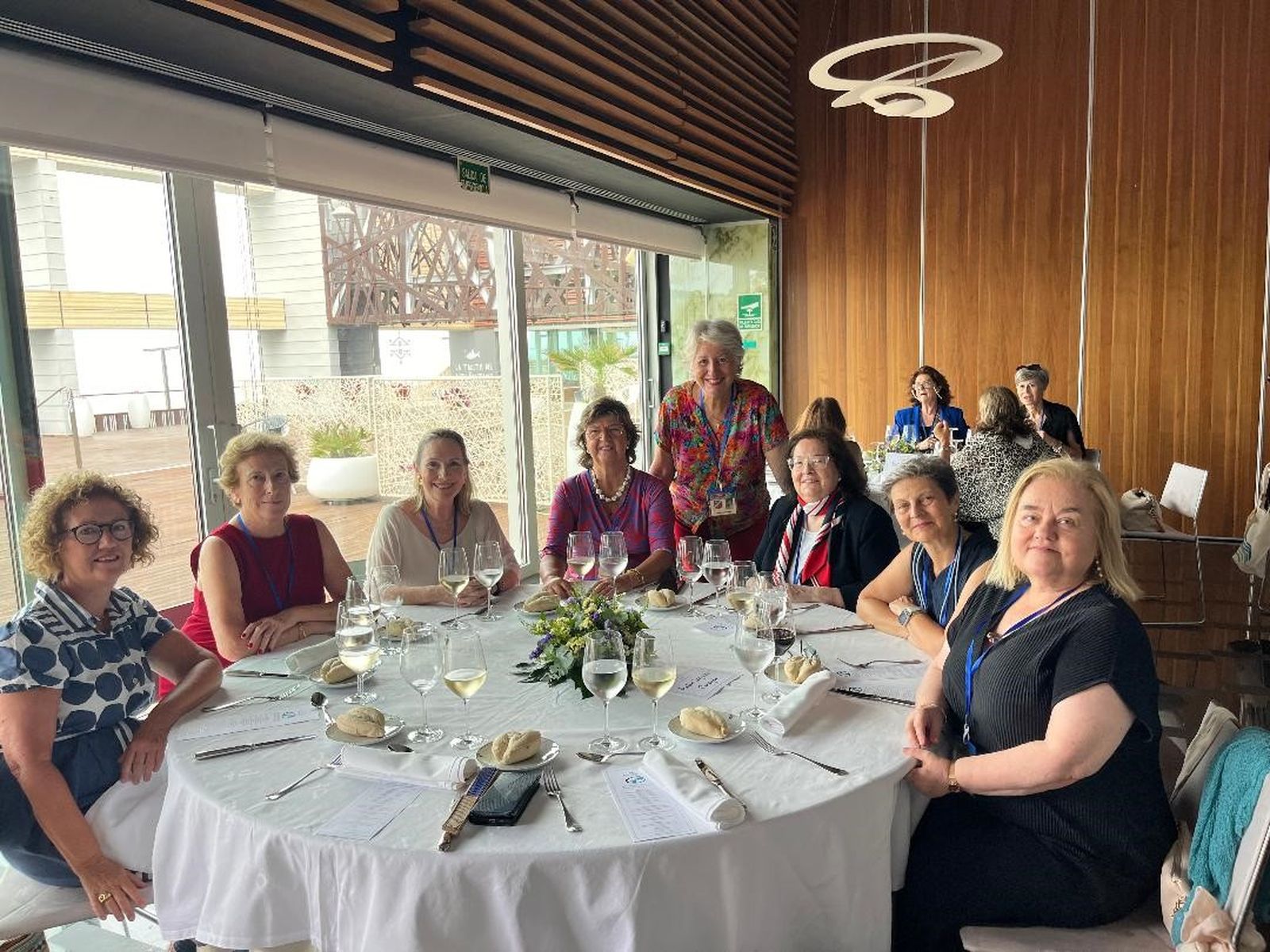 Carmen Brome, María López, Pili Cordón, Margarita Gaztelu, Tere Guilloto, Pastora Fuentes, Teresa Lazcano y  Carmina Hidalgo, durante el almuerzo en el Hotel Atlántico.