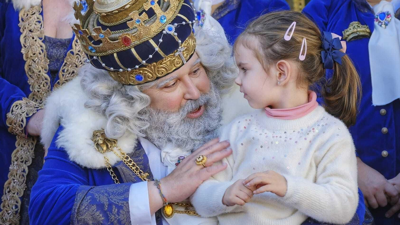 Imágenes de los Reyes Magos recorriendo Cádiz el 5 de enero
