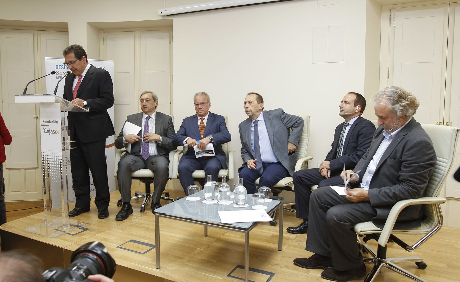 Antonio Pulido, presidente de la Fundación Cajasol; Antonio Méndez, director de 'Málaga Hoy'; Álvaro Ybarra, director de 'Abc' de Sevilla'; José Antonio Carrizosa, director de 'Diario de Sevilla'; Manuel Castillo, director de 'Sur'; y Rafael Porras, periodista de 'El Mundo'.