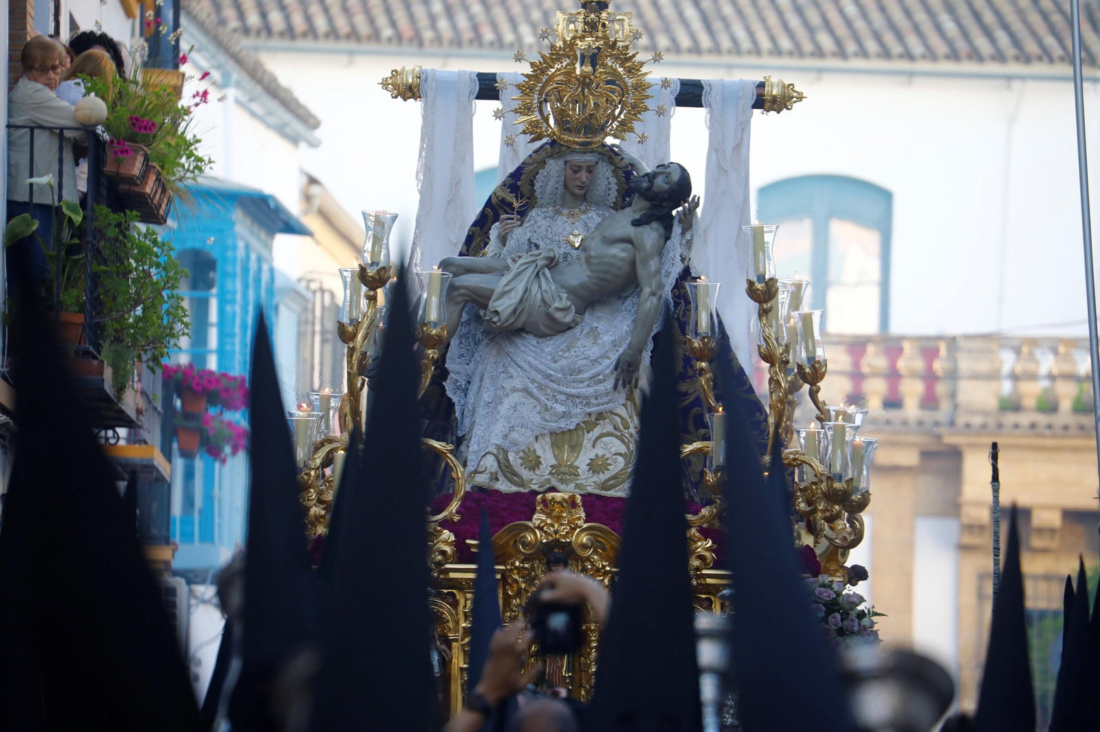 Jueves Santo en Córdoba: la procesión de Las Angustias, en imágenes