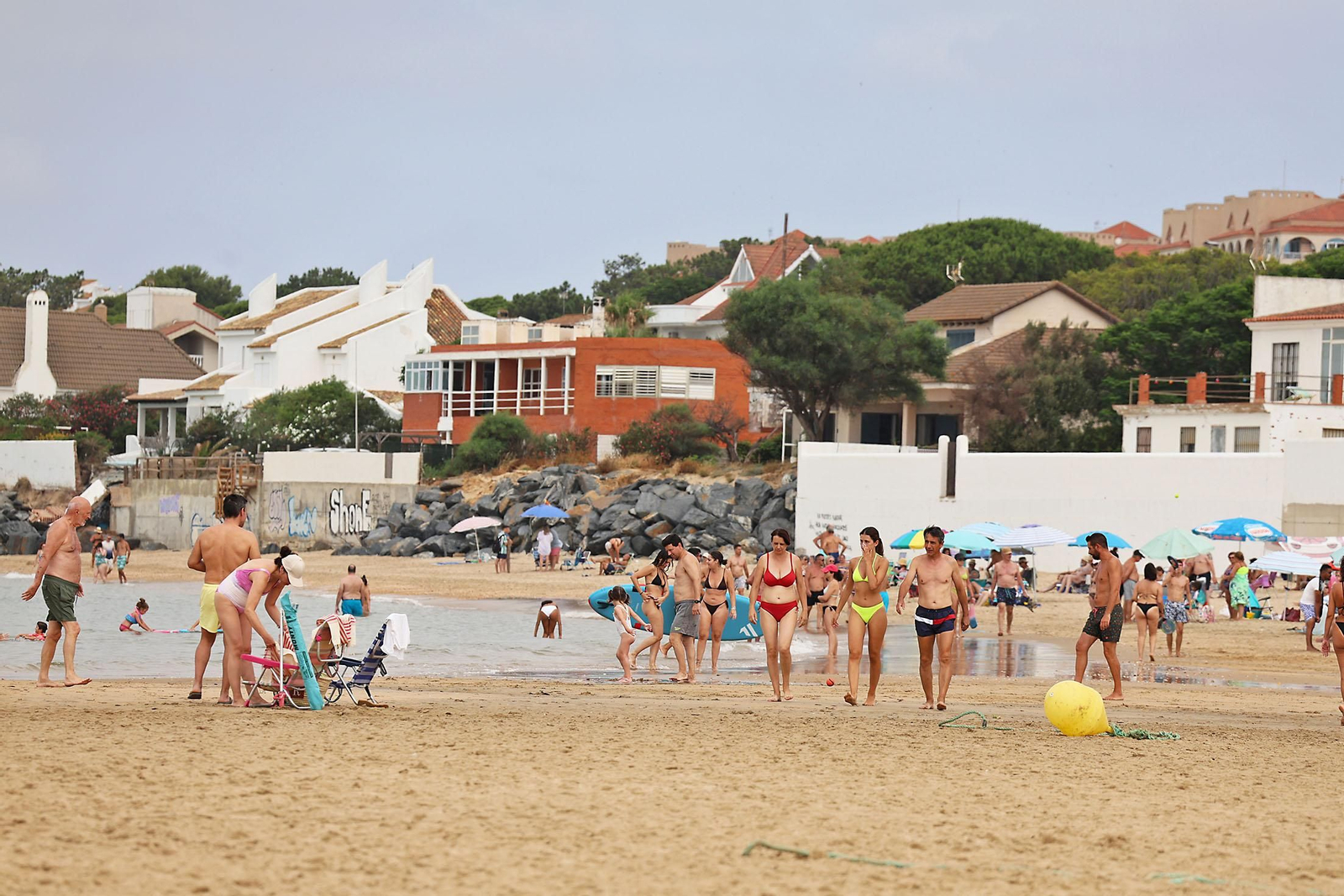 Imágenes del ambiente en las playas de Huelva en la mañana de domingo